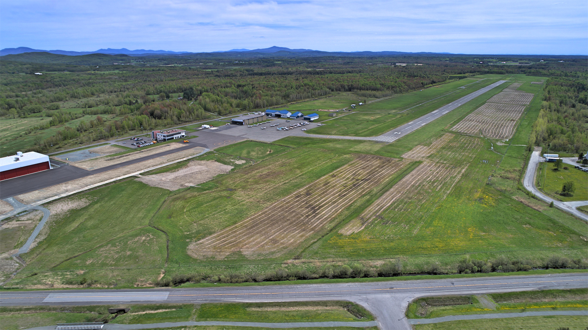 Contact Aéroport RolandDésourdy (CZBM)